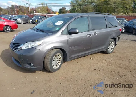 2016 Toyota Sienna Xle 8 Passenger z USA, uszkodzony, nr VIN 5TDYK3DC7GS722141